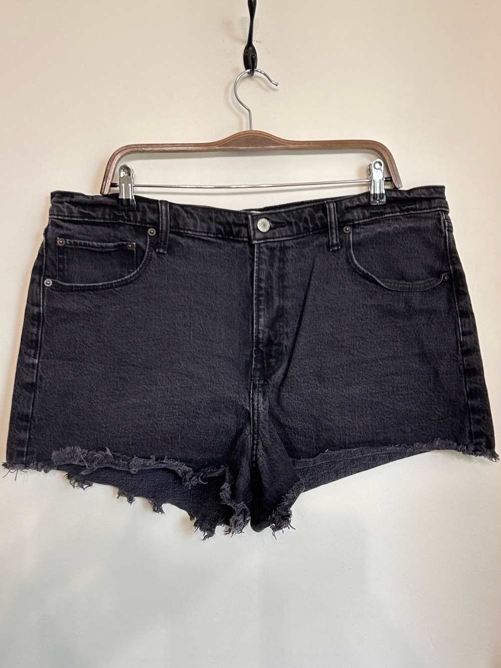 ABERCROMBIE & FITCH “THE 90’S RELAXED CUTOFF SHORT HIGH RISE”